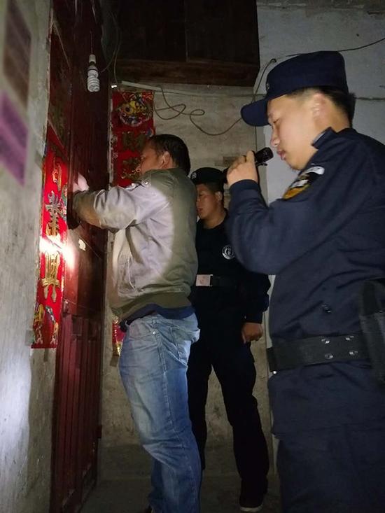 岑巩县粗心妈妈误将幼女锁家中 民警全城寻开锁师傅开门