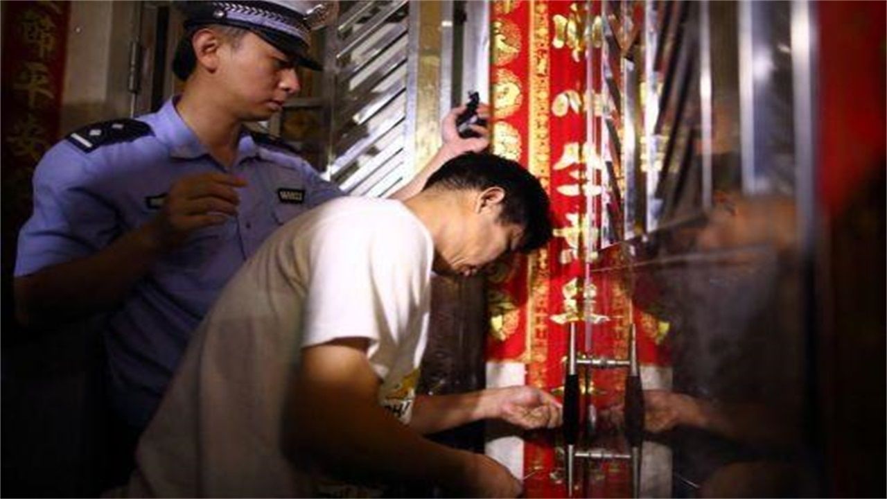 岑巩县请开锁师傅开了锁后，师傅为什么一般都不进门，就算主人请也不进去？